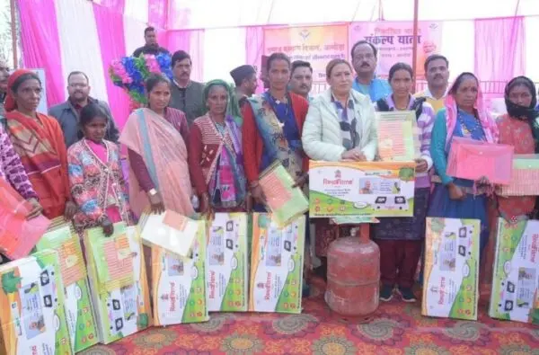 भारत संकल्प यात्रा:: हवालबाग के कनालबूंगा में कैबिनेट मंत्री व स्थानीय विधायक रेखा आर्या ने सुनी जन समस्याएं, समस्याओं के त्वरित निस्तारण के अधिकारियों को दिए निर्देश 2 Bharat Sankalp Yatra