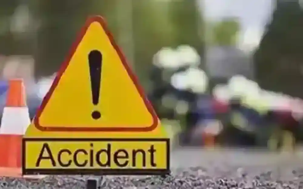 सड़क हादसा:: कैंटर खाई में गिरा, अल्मोड़ा के दो युवकों समेत तीन की मौत 4 accident 1.webp?v=17
