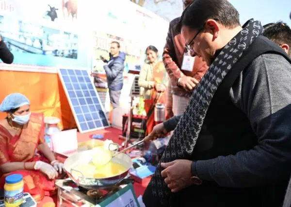 Almora- मातृ-शक्ति आजीविका महोत्सव सम्पन्न,सीएम धामी ने बांटे अल्ट्रा पुअर 350 लाभार्थियो को 1 करोड़ 22 लाख के चैक 2 almora-matri-shakti-ajivika-mahotsav-concluded-cm-dhami-distributed-checks-worth-rs-1-crore-22-lakh-to-350-beneficiaries-of-ultra-poor