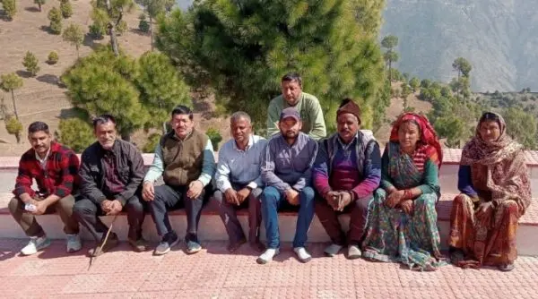 शिक्षकों की नियुक्ति व सड़क की मांग को लेकर ग्रामीणों का आंदोलन जारी 2 Screenshot 2024 0215 132101