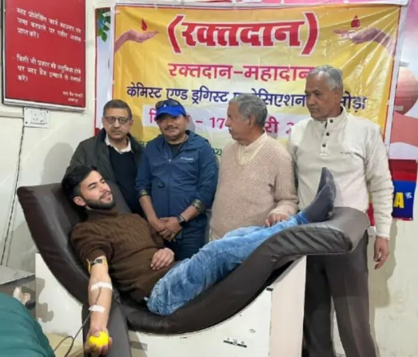 अल्मोड़ा:: केमिस्ट एसोसिएसन ने जिला अस्पताल में किया रक्तदान 2 Almora: Chemist Association donated blood in the district hospital