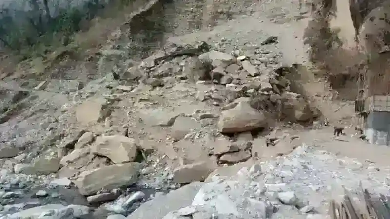 10 महिने से मोटर मार्ग से बरसाती मलबा नहीं हटा , नाराज ग्रामीणों ने की लोकसभा चुनाव बहिष्कार की घोषणा 8 IMG 20240313 WA0019 opt opt.webp?v=17