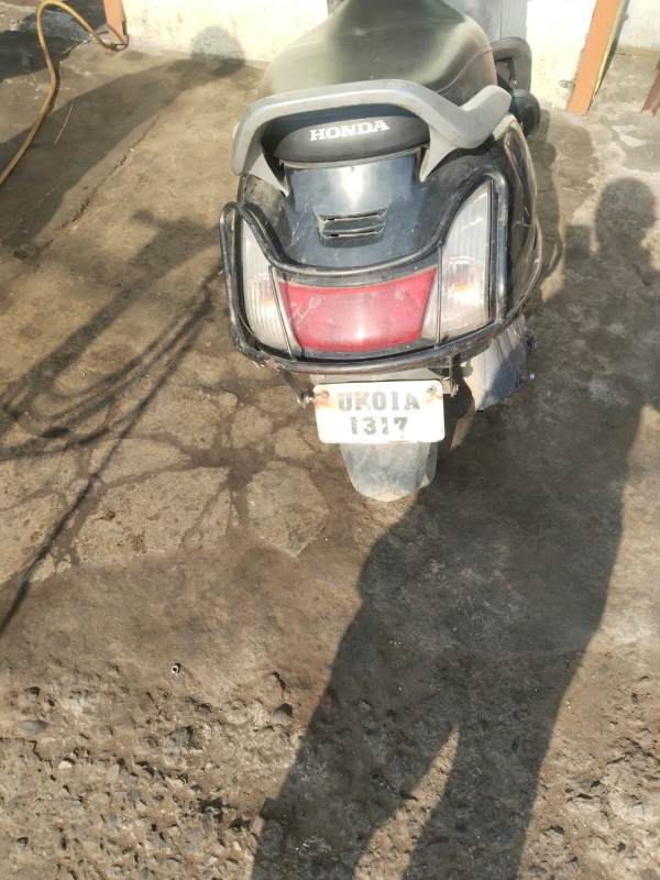 Almora Breaking- Scooty rider hits old man, old man falls on the road in a bleeding state