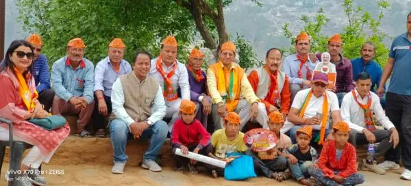 अल्मोड़ा:: चुनाव प्रचार को अल्मोड़ा के चौसली गांव पहुंची बीजेपी कार्यकर्ताओं की टोली 2 IMG 20240414 WA0019 1