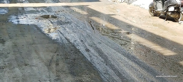 Citizens are troubled by the dust rising from the road