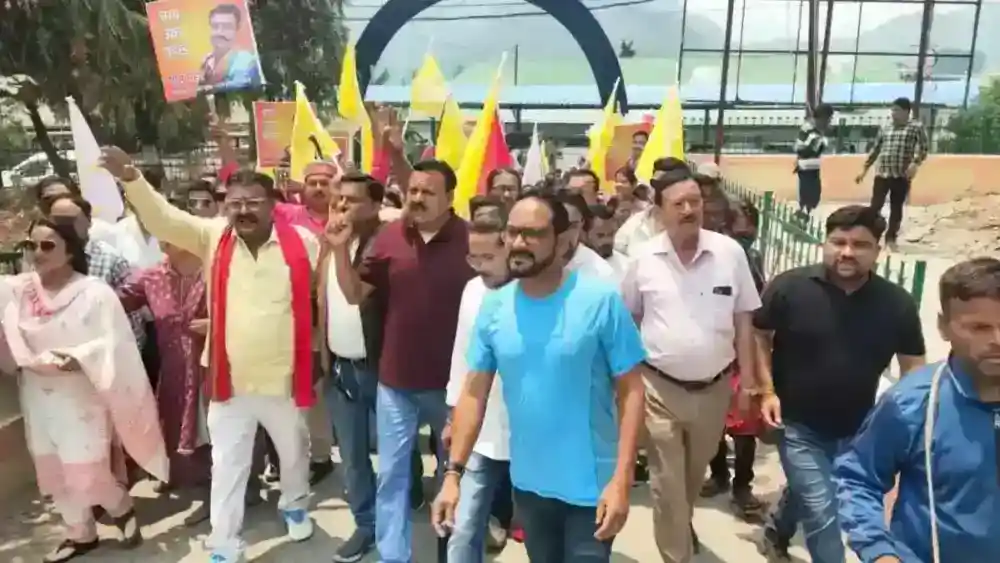 गहराते जल संकट से नाराज लोग ढोल नगाड़ों के साथ सड़क पर उतरे,सीडीओ और ईई को झेलना पड़ा आक्रोश 10 IMG 20240506 WA0018 opt opt.webp?v=17