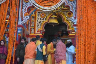 Doors of Badrinath Dham open, atmosphere of joy among devotees