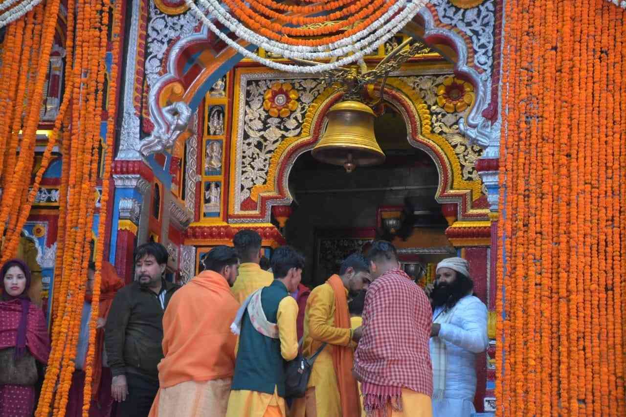 Doors of Badrinath Dham open, atmosphere of joy among devotees