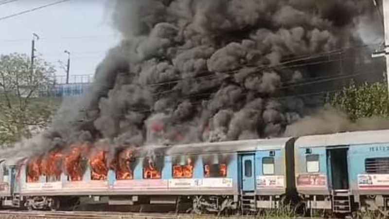 Fire broke out in Taj Express, passengers saved their lives by jumping