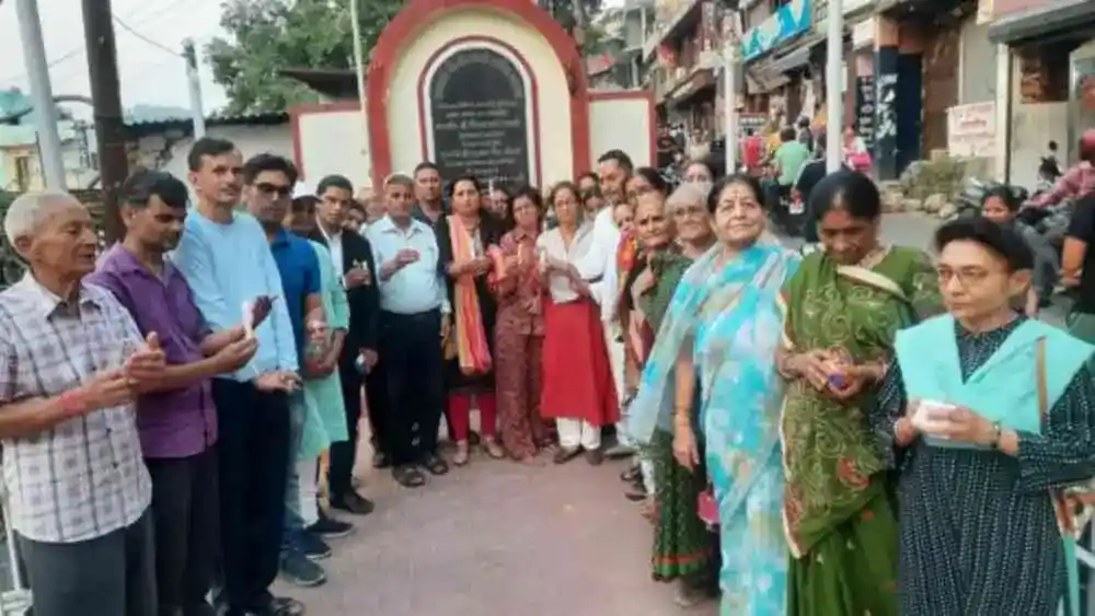 बिनसर सेंचुरी अग्निकांड के हताहतों की याद में अल्मोड़ा में निकाला कैंडल मार्च 1 IMG 20240615 WA0012