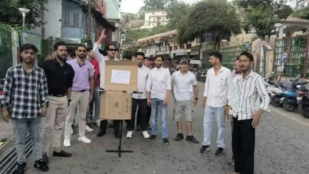 अल्मोड़ा:: पेपर लीक मामले में एनएसयूआई व यूथ कांग्रेस नेताओं और कार्यकर्ताओं ने किया प्रदर्शन 1 IMG 20240625 WA0015