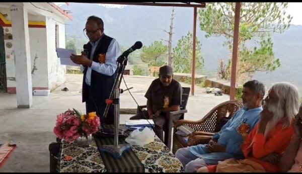 अल्मोड़ा:: बकस्वाड़ गांव में आयोजित हुआ ग्रामालोक कार्यक्रम, कविताओं की बही बयार 2 Screenshot 2024 0625 192356