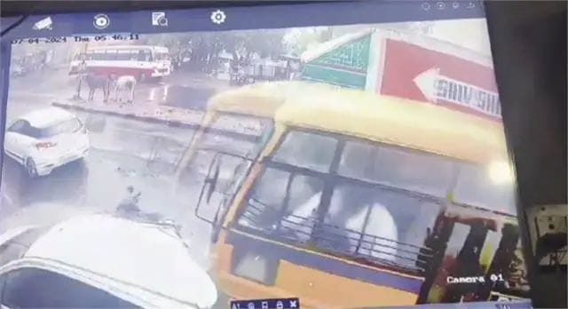 Brakes of school bus full of children failed, many vehicles were crushed, watch video