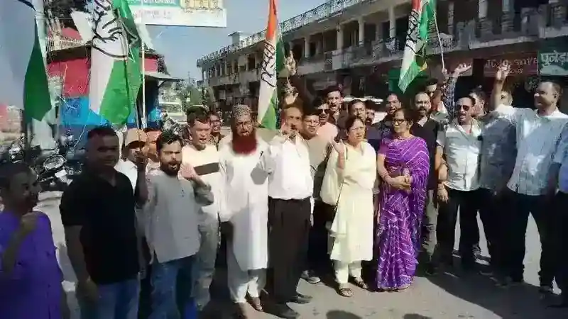 बद्रीनाथ और रूद्रप्रयाग उपचुनाव में जीत से पिथौरागढ़ में कांग्रेस कार्यकर्ता गदगद,की आतिशबाजी 3 Congress workers elated in Pithoragarh after victory in Badrinath and Rudraprayag by-election