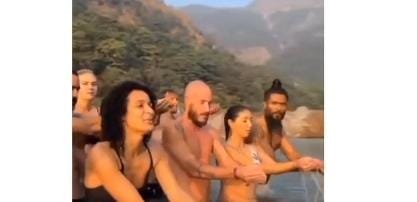 Foreigners had fun wearing bikinis at Rishikesh Ganga Ghat, users got angry after watching the video