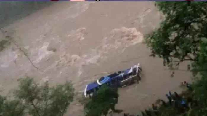 Land slide in Nepal, chaos ensued, two buses full of passengers flowed into the river, more than 63 people missing