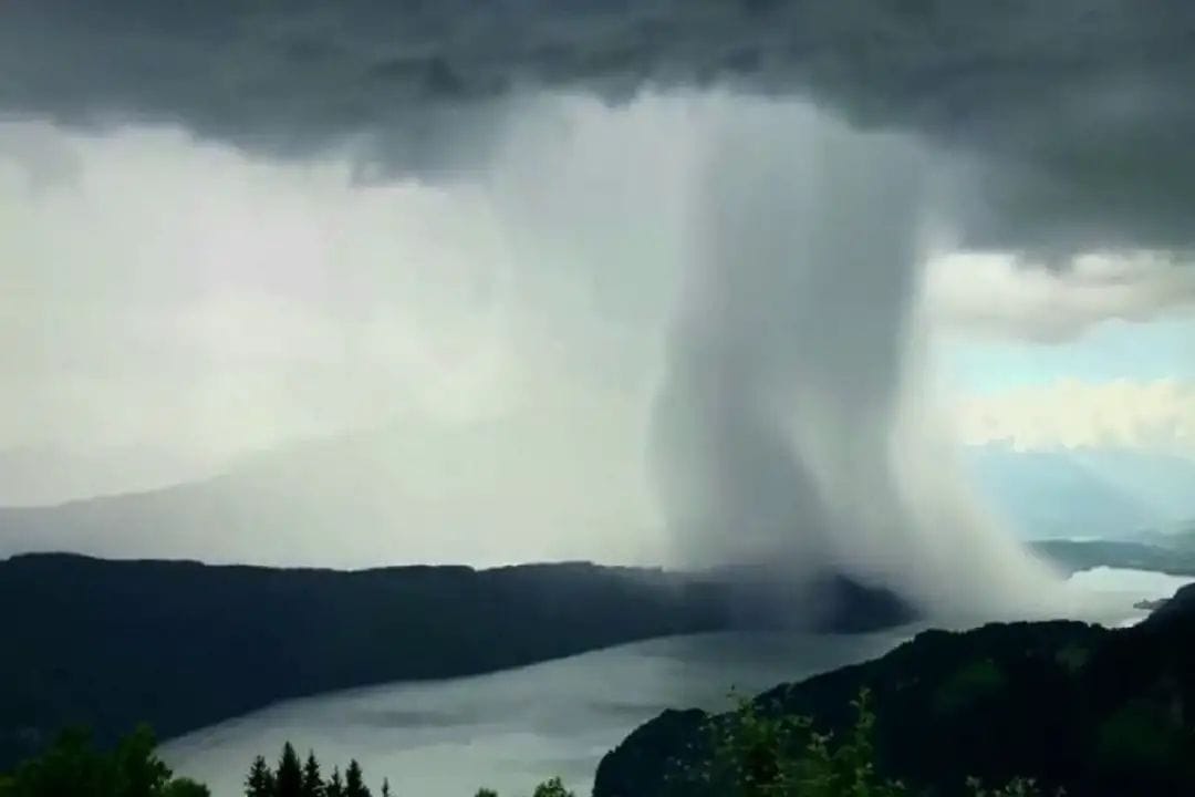How does a cloud burst, your heart will be shaken after seeing this sight, live incident captured in video