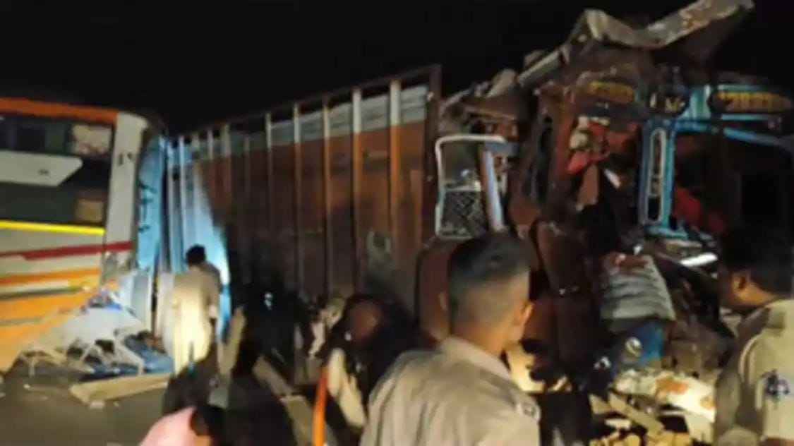 A fierce collision between a bus and a truck, five died on the spot