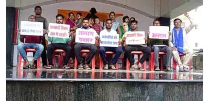 Liquor shop employees, after being fired from their jobs, sat on a hunger strike with their families, know the whole matter