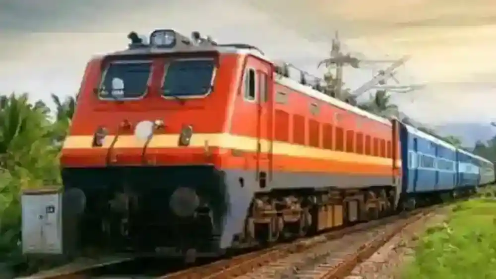 एक और रेल हादसा, अब साबरमती एक्सप्रेस के 20 डिब्बे पटरी से उतरे 7 Passengers please note! Now special trains will run between these cities during festivals, know the schedule