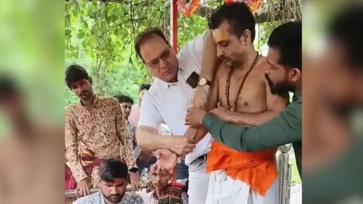 In Kalyug, a person performed devotion like Ravana, in Ujjain, he anointed Shivling with blood for 4 minutes