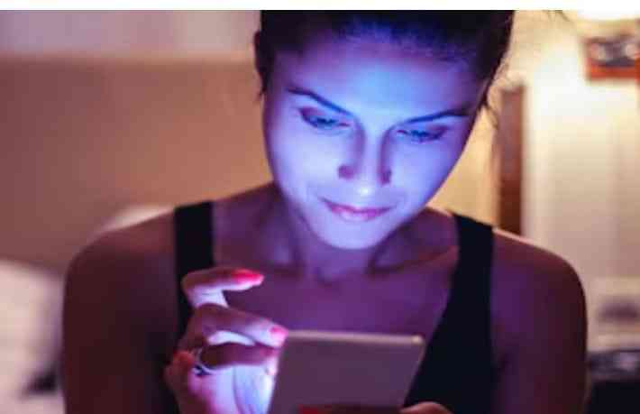 The blue light emitted from the phone harms not only the eyes but also the skin, know how to take care of yourself