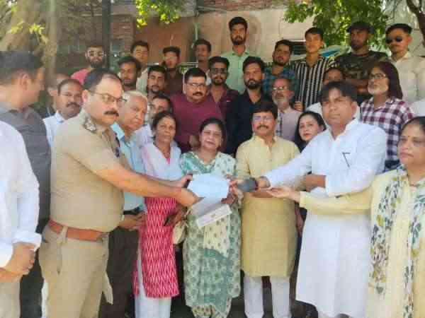 Congress creates ruckus over the case of molestation of a minor in Salt: effigy of BJP government burnt