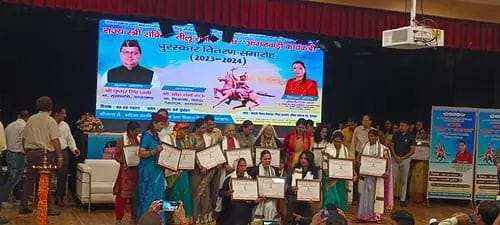 13 women of the state were awarded Teelu Rauteli Award, 32 were awarded Anganwadi Samman