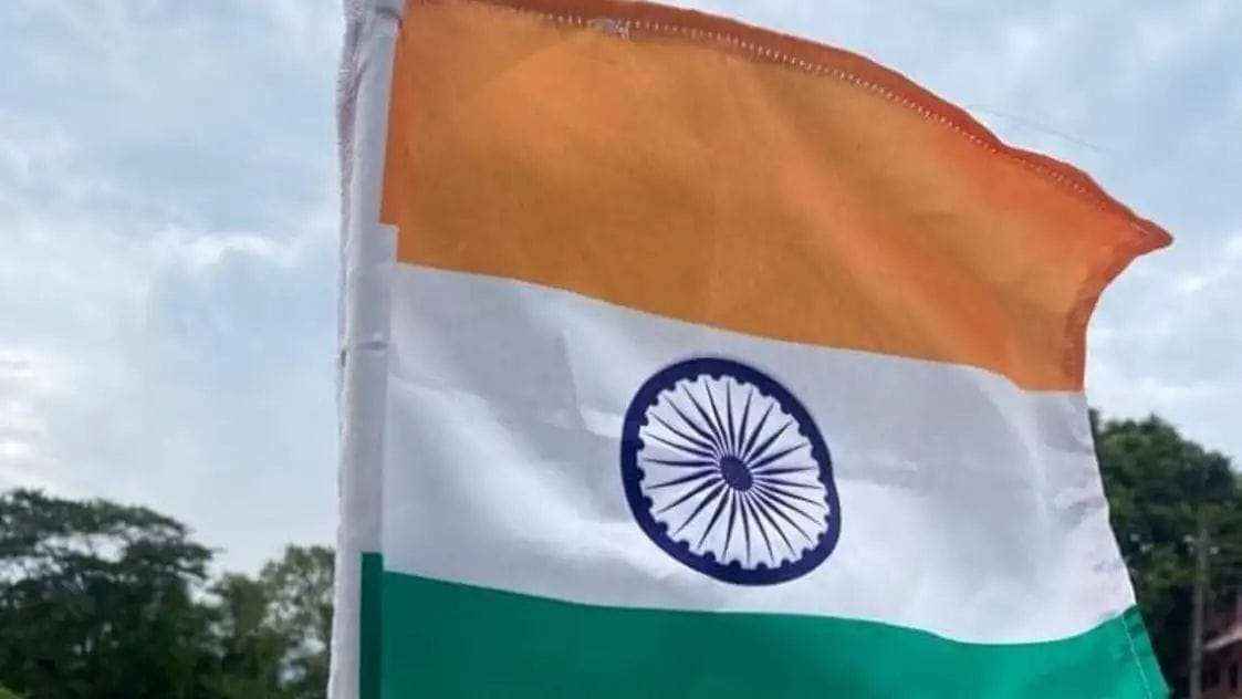 Not everyone can put the tricolor on their vehicle, there are some rules for hoisting the national flag, know here