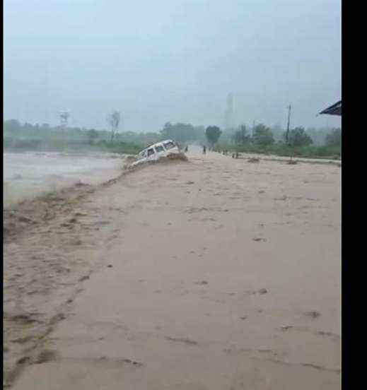 Video-Max vehicle washed away in swollen drain, two bodies recovered, search for one continues