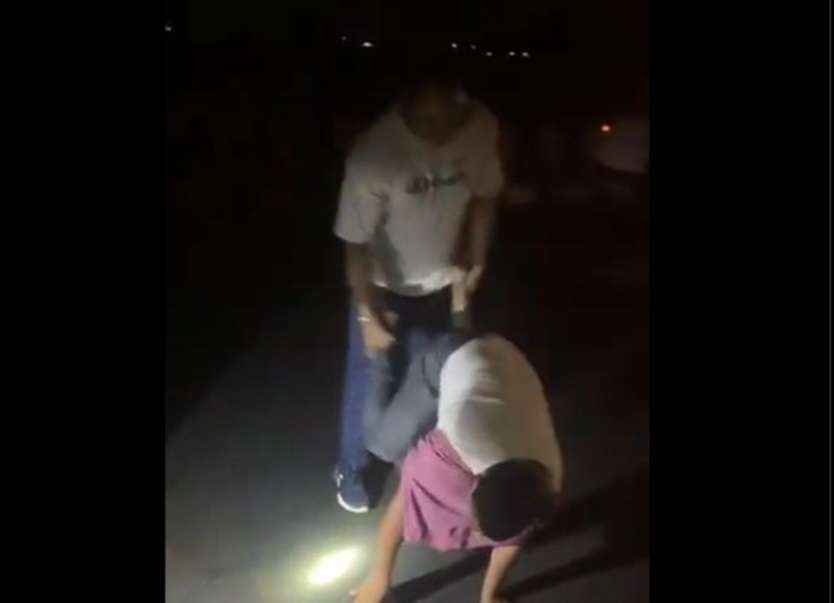 Watch the video - What happened when the policeman was hit, the bike driver was turned into a cock, after the viral video, SSP came into action and suspended the constable.