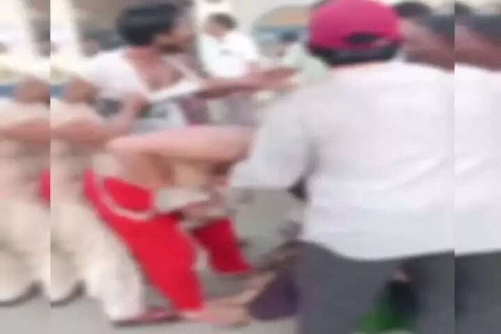 Women were stripped half naked after their clothes were torn in the middle of the intersection, watch this shameful video