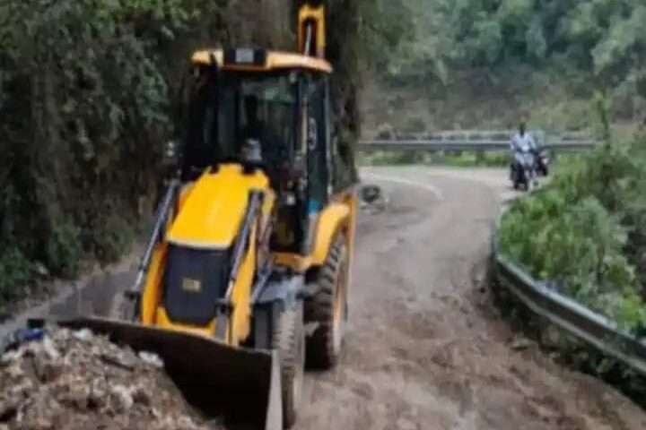 Due to rain in Uttarakhand, roads are also facing the brunt of the weather, many routes including NH-SH are blocked