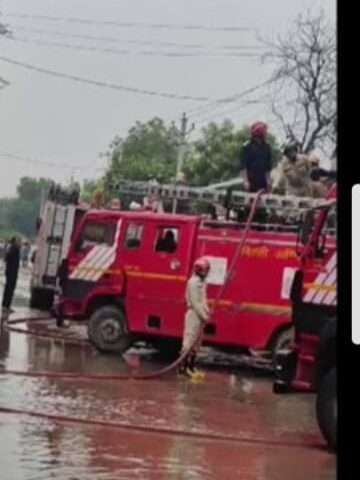 Massive fire breaks out in Delhi's textile factory, 26 fire brigades on the spot