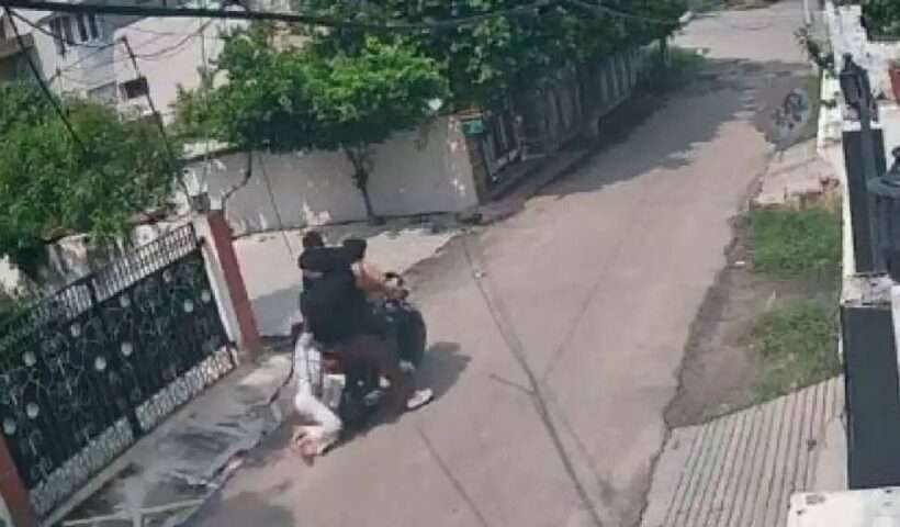 The robbers dragged her for 350 meters, the brave student kept fighting for the mobile, watch this terrifying video