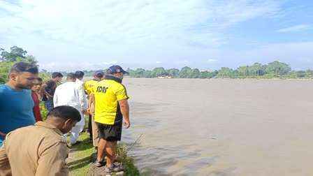 Two teenagers were swept away by the strong current of water while bathing, one body was recovered