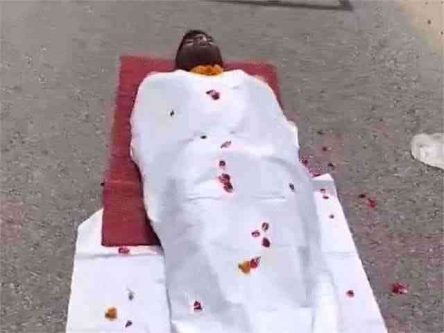 The dead body was lying wrapped in a shroud in the middle of the intersection but suddenly the young man got up from the bier and started dancing, know this shocking case