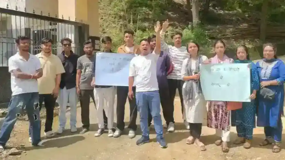 बेस अस्पताल में सरकार के खिलाफ युवाओं का प्रदर्शन 5 IMG 20240917 WA0008 min min opt opt.webp?v=17