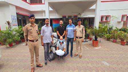 Police arrested a smuggler who was roaming around with hashish worth four lakhs on a scooter