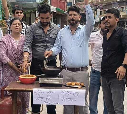Youth Congress workers fried pakodas in Almora, celebrated Unemployment Day on PM Modi's birthday