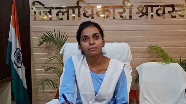 A 12th class girl became DM for a day, senior officials of the district stood near her chair