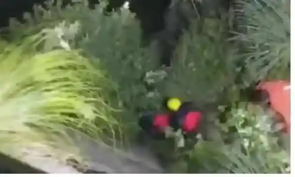 अनियंत्रित होकर स्कूटी गिरी खाई में, एक युवती का सफल रेस्क्यू, एक लापता 2 Scooty lost control and fell into a ditch, one girl was successfully rescued, one missing