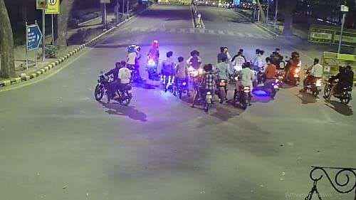 People of Delhi kept watching the spectacle, two brothers who had gone to see the Dussehra fair were stabbed in public, one died