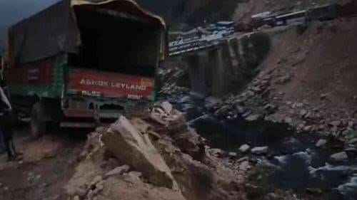 Debris fell from the hill on Bhawali Almora Highway, passengers troubled due to truck getting stuck