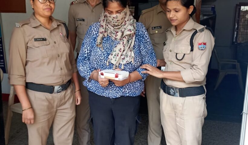 A woman ran away after stealing a gold necklace worth 3 tolas from the bag of a customer getting ready in a beauty parlor; police arrested her