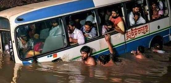 Major accident: A bus full of passengers fell into the Sharda river, three died and 50 injured in the accident