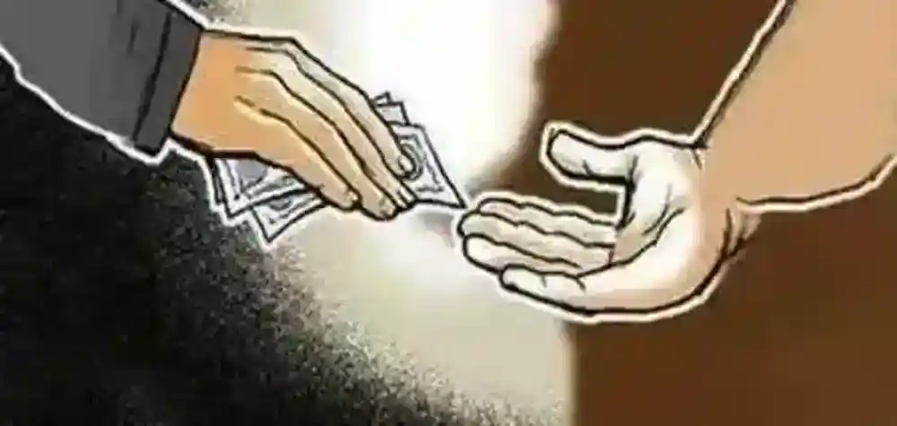 Vigilance team arrested Patwari while taking bribe