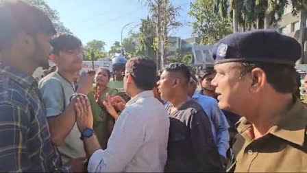 An electrician was repairing a refrigerator in a sweet shop, when a gas cylinder fell from above, he died on the spot