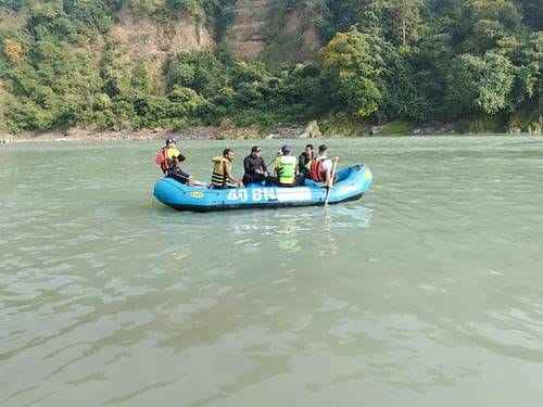 A girl who had come to her grandmother's house drowned in the Ganga while bathing, SDRF team is searching for her