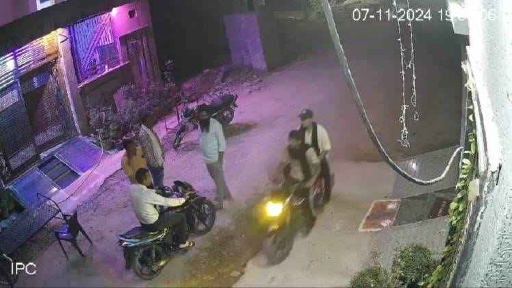 Two bike riding assailants shot dead a prisoner released from jail, watch full video